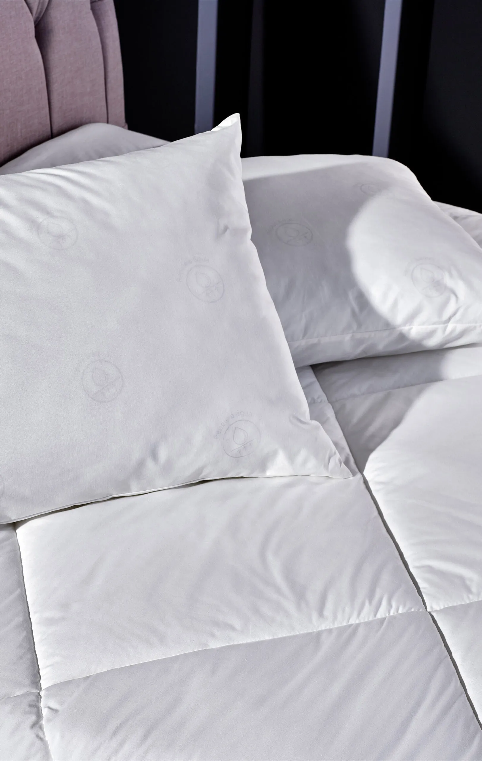 Travesseiro 60%co 40%pes-mt 100%pes tinto em peca maq. 050 x 070 cm
